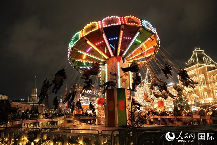 位于莫斯科紅場中央的“古姆”新年集市。人民網(wǎng)記者 隋鑫攝
