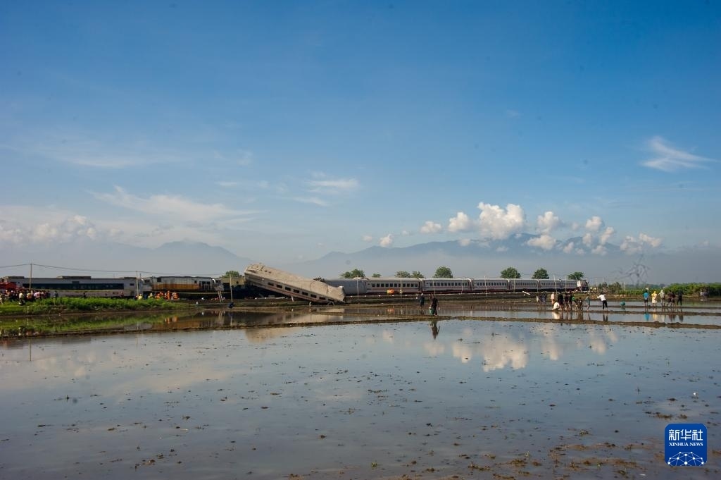 ?這是1月5日在印度尼西亞西爪哇省拍攝的列車相撞事故現(xiàn)場(chǎng)。新華社發(fā)（塞提安賈爾攝）