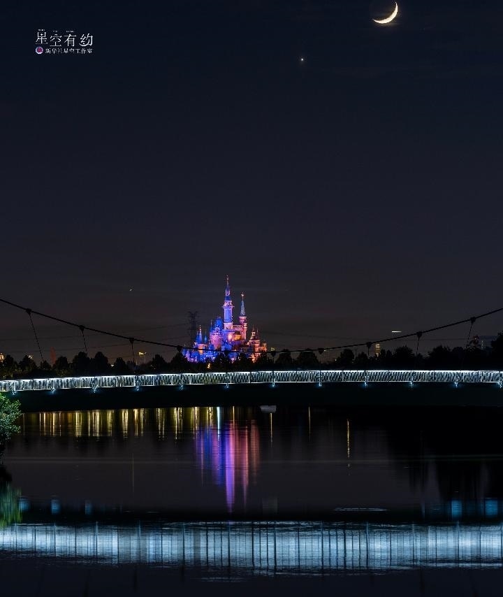 上海星空攝影愛好者陳悅?cè)A2023年5月23日在上海浦東拍攝的金星伴月。（本人供圖）