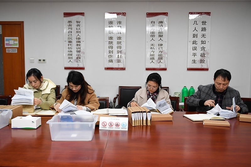 2020年1月8日，浙江寧波市北侖區(qū)紀(jì)委工作人員在檢查北侖區(qū)大數(shù)據(jù)發(fā)展管理中心2019年的公款消費(fèi)票據(jù)，查找是否存在違規(guī)問(wèn)題。