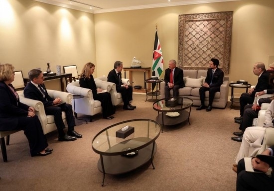 1月7日，約旦國(guó)王阿卜杜拉二世（中右）在安曼會(huì)見到訪的美國(guó)國(guó)務(wù)卿布林肯（中左）。新華社發(fā)（約旦王宮供圖）