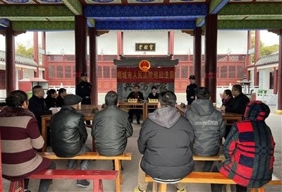  圖③：庭審在謝氏祠堂內(nèi)進(jìn)行。