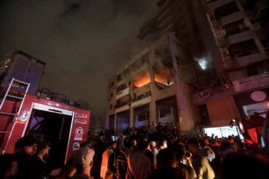 1月2日，人們聚集在黎巴嫩貝魯特南郊的以色列無(wú)人機(jī)襲擊現(xiàn)場(chǎng)。新華社發(fā)（比拉爾·賈維希攝）