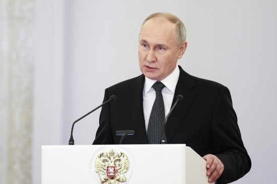 2023年12月8日，俄羅斯總統(tǒng)普京在莫斯科克里姆林宮出席“祖國(guó)英雄日”慶祝儀式。新華社/塔斯社