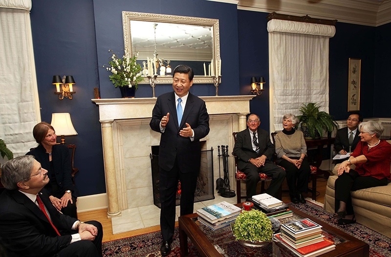 習(xí)近平2012年訪美時(shí)與老朋友敘舊場(chǎng)景。