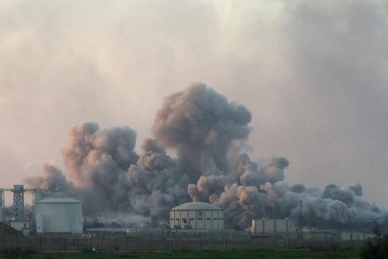  這是1月6日從加沙邊境以色列一側(cè)拍攝的加沙北部遭襲情況。新華社發(fā)（伊蘭·阿薩亞格攝/基尼圖片社）