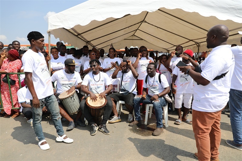 當(dāng)?shù)孛癖姂c祝通車。中建國際中西非公司供圖。