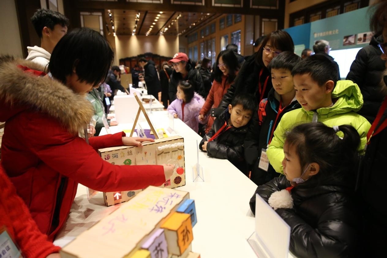 學(xué)生現(xiàn)場(chǎng)演示科創(chuàng)作品。主辦方供圖