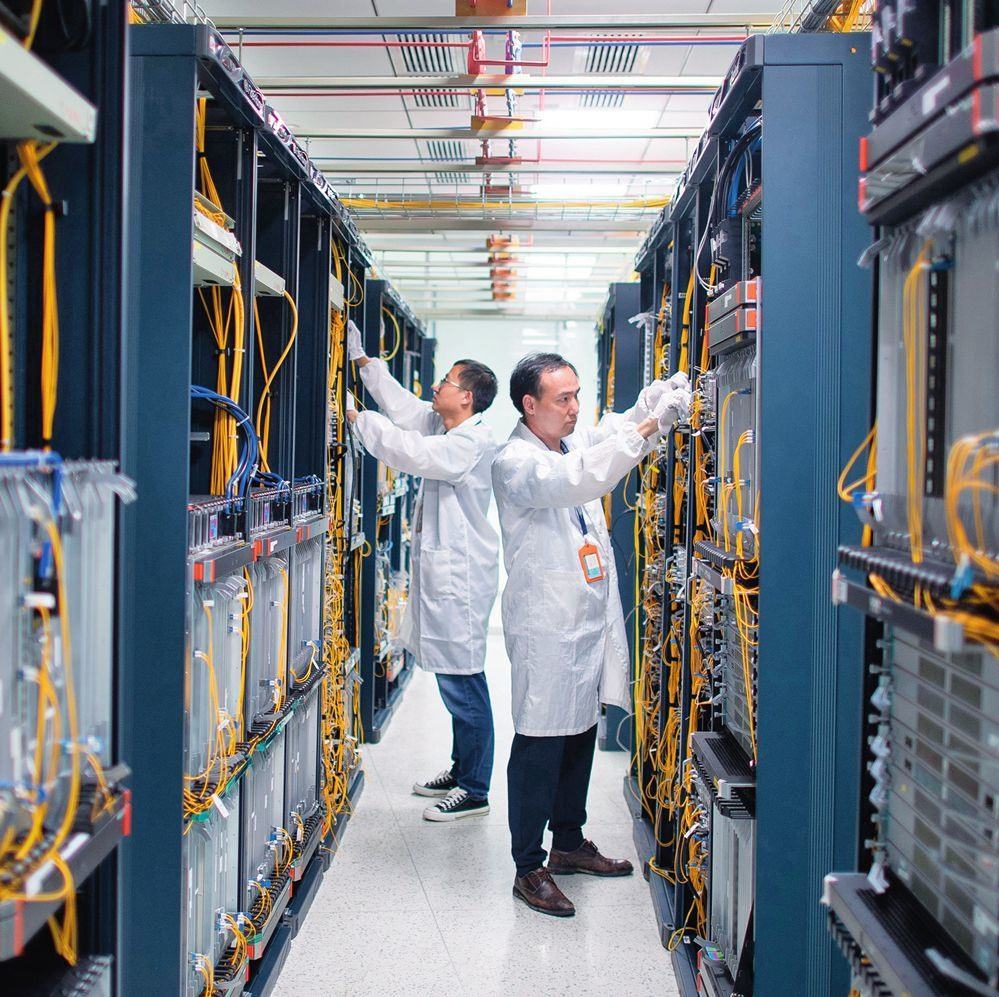 在位于武漢中國光谷的光電器件研發(fā)制造商——武漢光迅科技股份有限公司生產(chǎn)車間內(nèi)，技術(shù)人員在光模塊生產(chǎn)線作業(yè)（2023年4月11日攝）。程敏攝/本刊