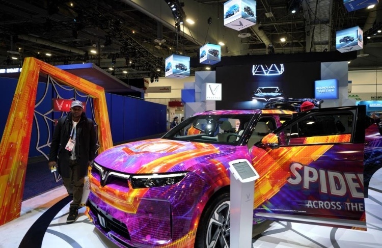 1月11日，人們?cè)诿绹?guó)拉斯維加斯消費(fèi)電子展越南電動(dòng)汽車制造商VinFast展臺(tái)參觀。新華社記者吳曉凌攝