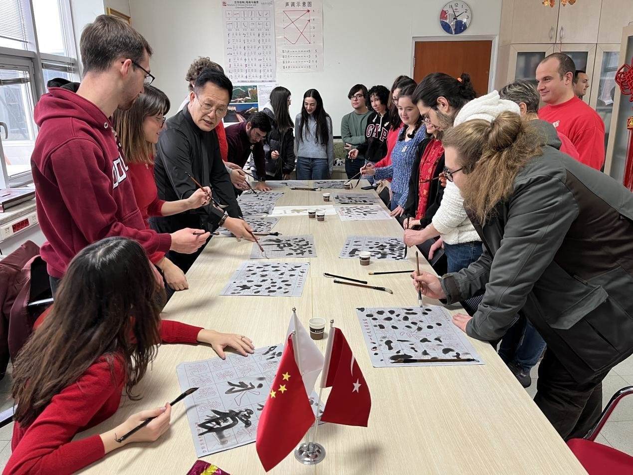 學生體驗書法。中東技術(shù)大學孔院供圖