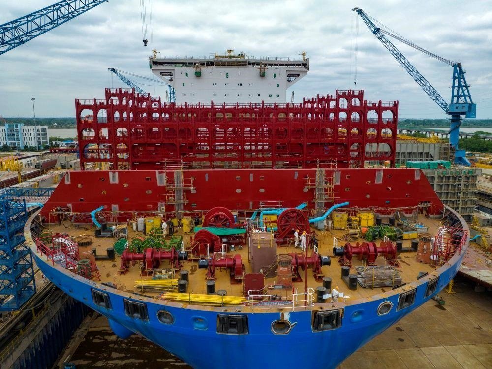 △2023年5月7日，江蘇揚(yáng)州中遠(yuǎn)海運(yùn)重工有限公司工人在作業(yè)。