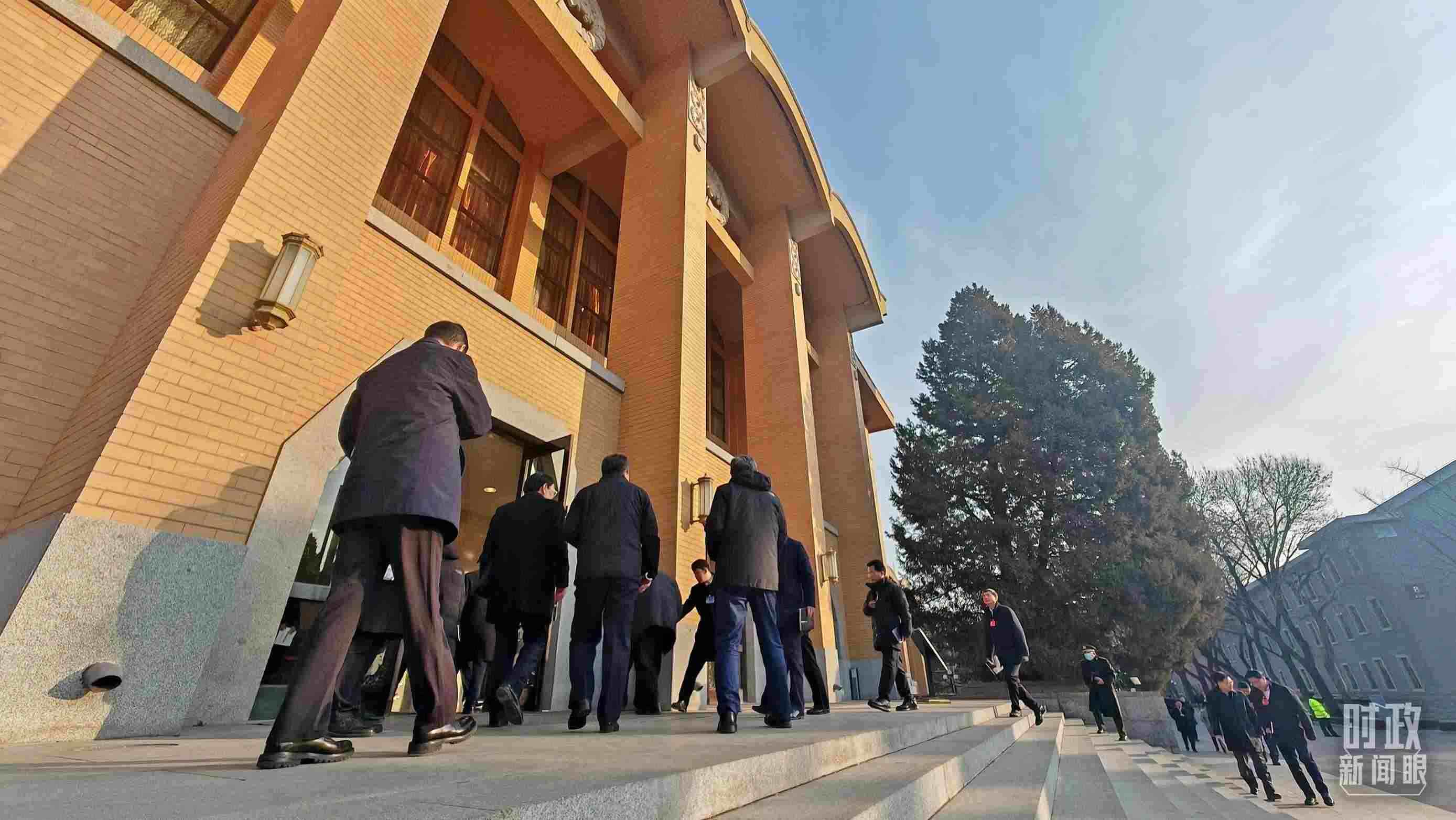 △省部級主要領導干部推動金融高質量發(fā)展專題研討班的學員們正在進入會場。（總臺央視記者王策拍攝）