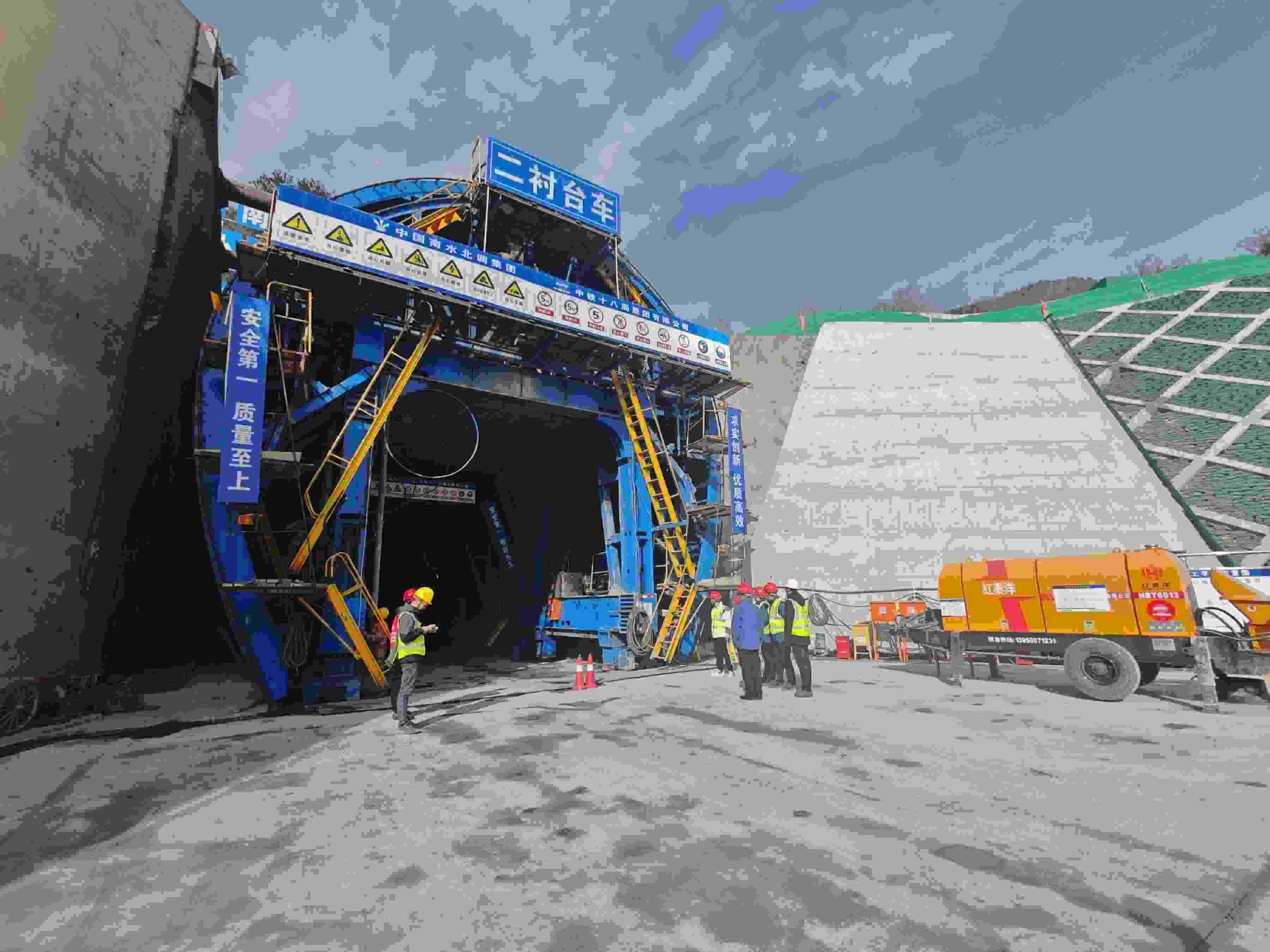 湖北省襄陽市?？悼h馬良鎮(zhèn)的引江補漢工程輸水隧洞8號平洞施工現(xiàn)場。受訪者供圖