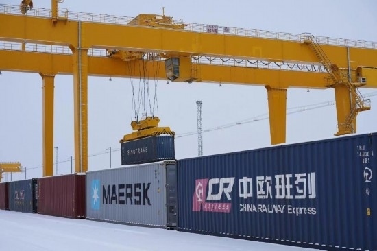 霍爾果斯口岸鐵路換裝場內(nèi)正在進行集裝箱換裝作業(yè)。（受訪單位供圖）