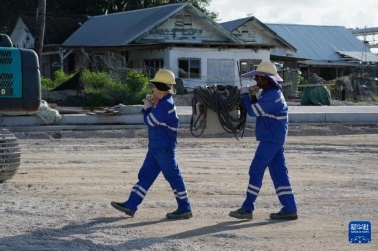 1月18日，工作人員在瑙魯艾沃港碼頭升級(jí)改造項(xiàng)目工地工作。新華社記者 王申 攝