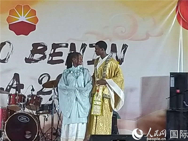 孔子學(xué)院的中國時(shí)裝秀表演。人民網(wǎng)記者 黃培昭攝