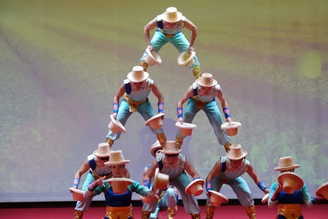 雜技表演“草帽歡歌” 。貝寧中國文化中心供圖