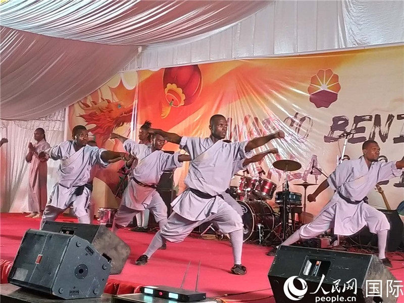 貝寧中國文化中心武術(shù)隊(duì)在進(jìn)行表演。人民網(wǎng)記者 黃培昭攝