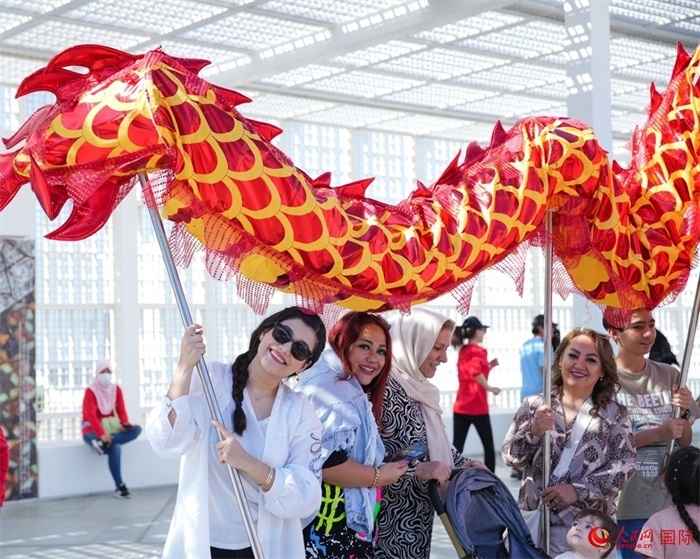 游客體驗舞龍。 人民網 塔里克·易卜拉欣攝