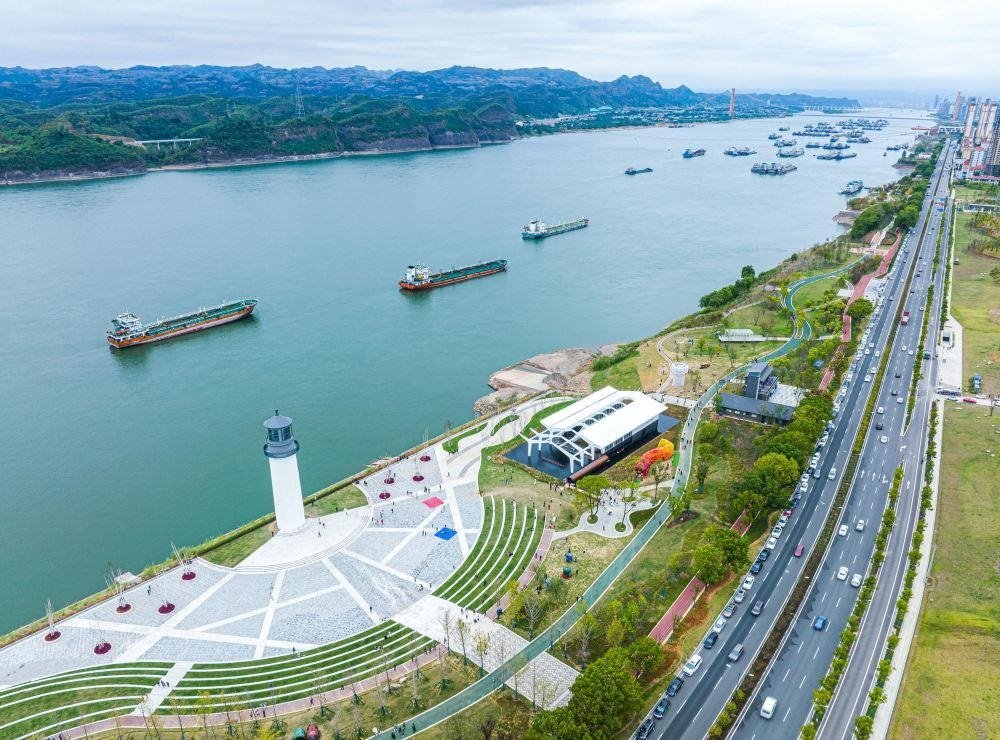 △湖北宜昌市濱江公園燈塔廣場。該廣場是在實施岸線復綠等綜合措施后，由老舊碼頭改造而成。