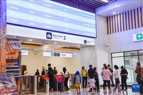 1月24日，在印度尼西亞雅加達(dá)哈利姆站候車大廳，乘客刷票前往站臺(tái)。新華社記者 徐欽 攝