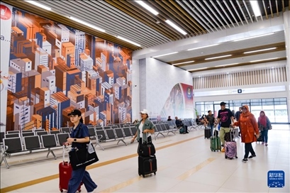 1月24日，在印度尼西亞雅加達(dá)哈利姆站，乘客在候車大廳內(nèi)行走。新華社記者 徐欽 攝