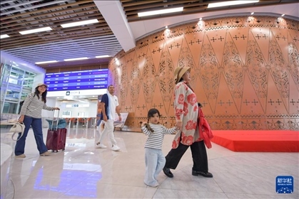 1月24日，在印度尼西亞雅加達(dá)哈利姆站，乘客在候車大廳內(nèi)行走。新華社記者 徐欽 攝