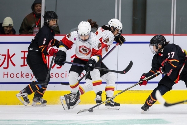 雙方球員爭(zhēng)搶。中國(guó)冰球協(xié)會(huì)供圖