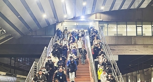 2024年鐵路春運(yùn)今日啟動(dòng)，旅客進(jìn)入站臺(tái)準(zhǔn)備乘車。人民網(wǎng)記者 喬雪峰攝