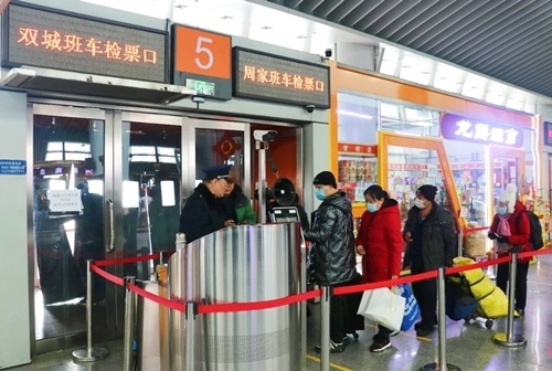 哈西公路客運(yùn)站內(nèi)旅客檢票排隊(duì)上車。黑龍江省交通運(yùn)輸廳供圖