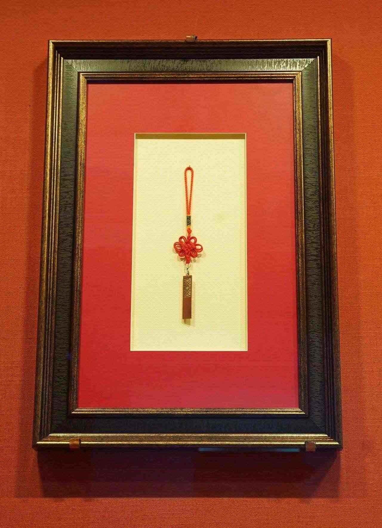 2017年5月，時任肯尼亞總統(tǒng)烏胡魯·肯雅塔贈送習(xí)近平主席的蒙內(nèi)鐵路紀(jì)念U盤。