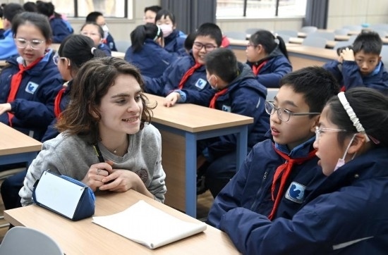  2023年12月18日，在西安新城區(qū)后宰門小學進行的中法校園文化周法語語言沙龍上，西安法語聯(lián)盟的老師與學生進行互動。新華社記者 劉瀟 攝