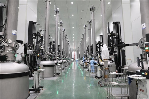 曲靖經(jīng)開區(qū)晶澳太陽能生產(chǎn)車間場景。 葉倬瑋攝