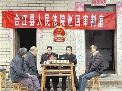  圖②：巡回審理現(xiàn)場。