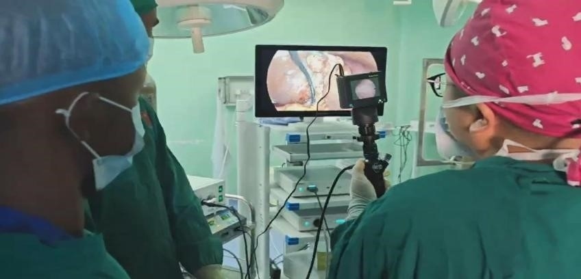 吳巍醫(yī)生（右一）在開(kāi)展雙鏡聯(lián)合手術(shù)。中國(guó)援桑醫(yī)療隊(duì)供圖