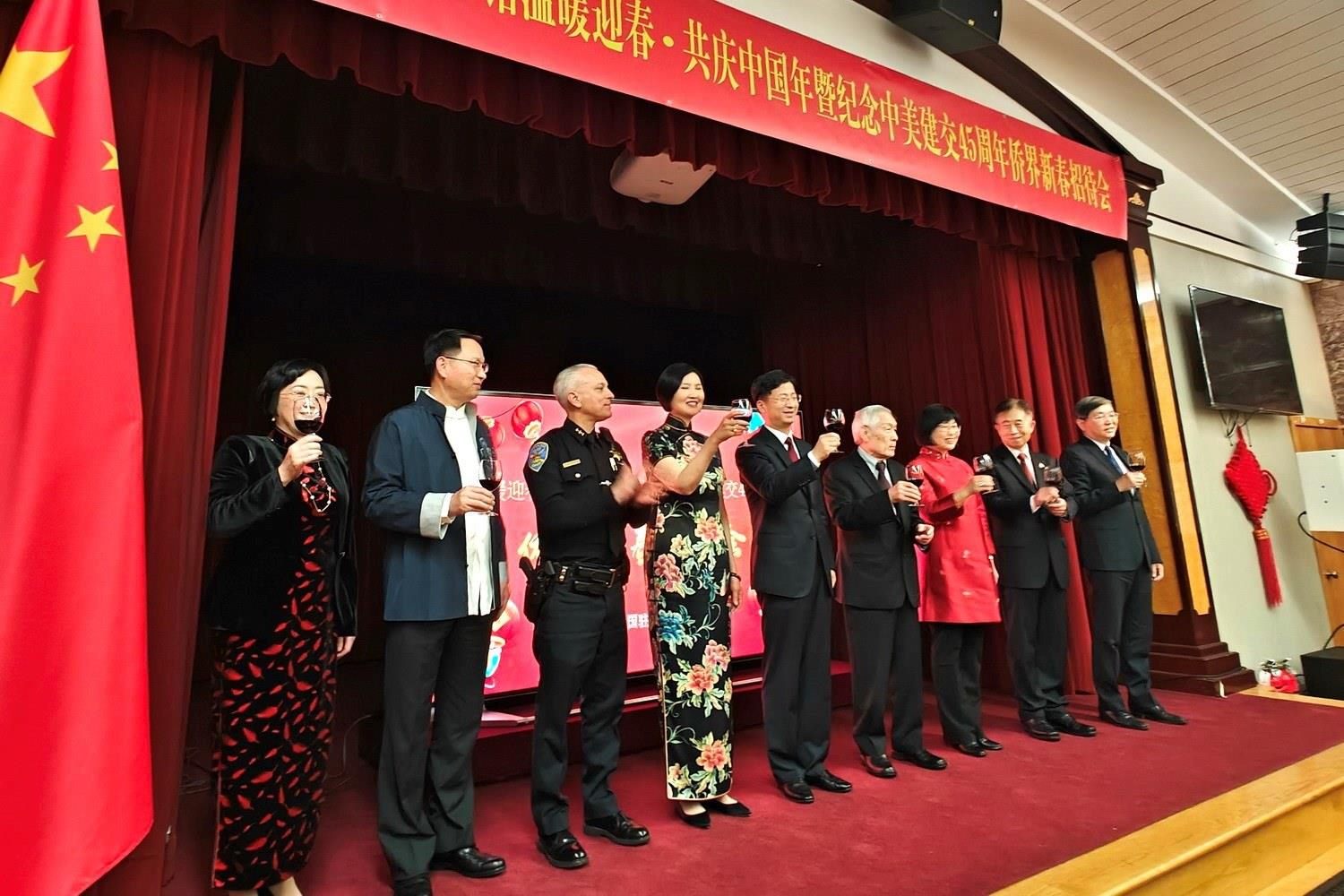 僑胞代表與駐舊金山總領(lǐng)館官員合影。主辦方供圖