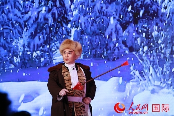 現(xiàn)代京劇《智取威虎山》選段《打虎上山》。人民網 許可攝