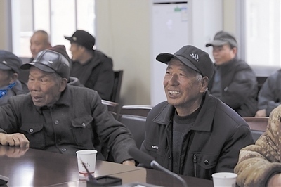  圖③：農(nóng)民工臉上洋溢著笑容。