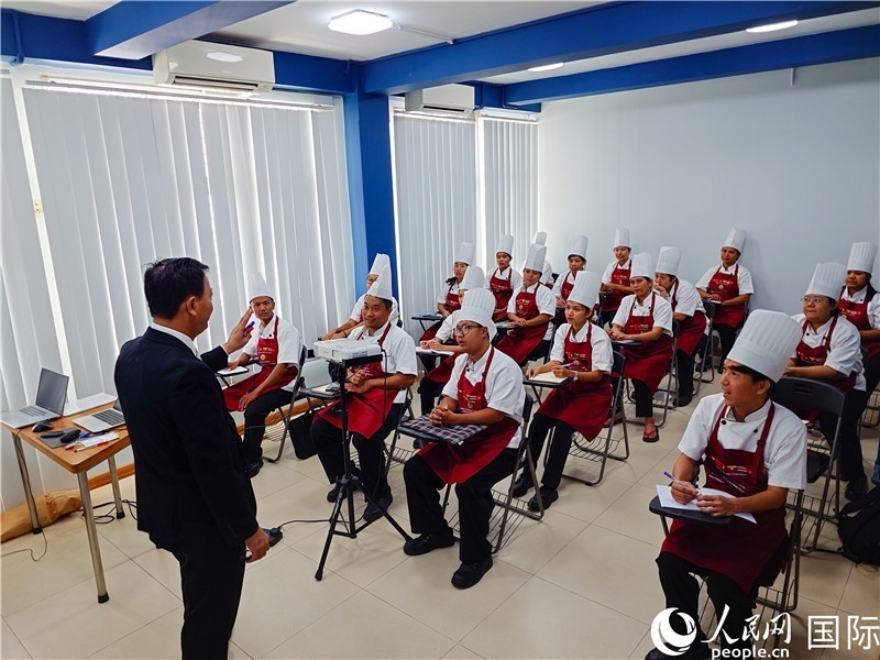 教師向?qū)W員授課。人民網(wǎng)記者 謝佳君攝