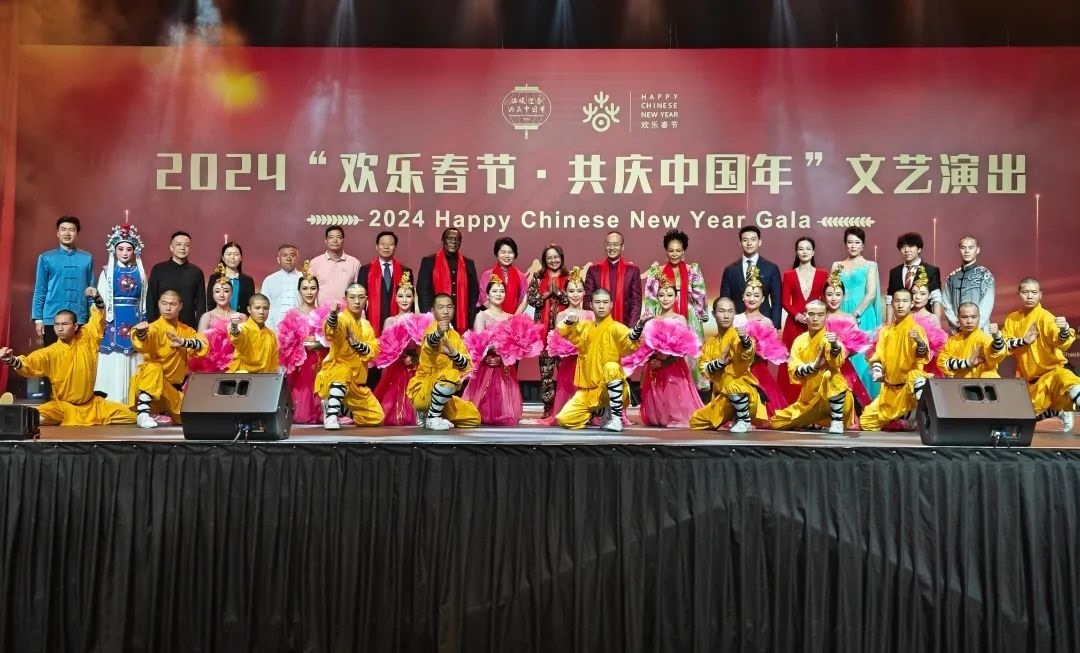 全體嘉賓和演員合影。中國駐南非大使館供圖