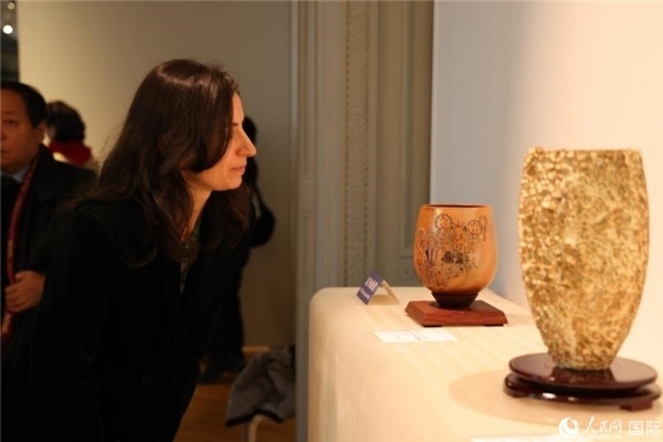 嘉賓和公眾參觀“絲路瓷行”——中國景德鎮(zhèn)陶瓷文化特展。人民網(wǎng)記者 尚凱元攝