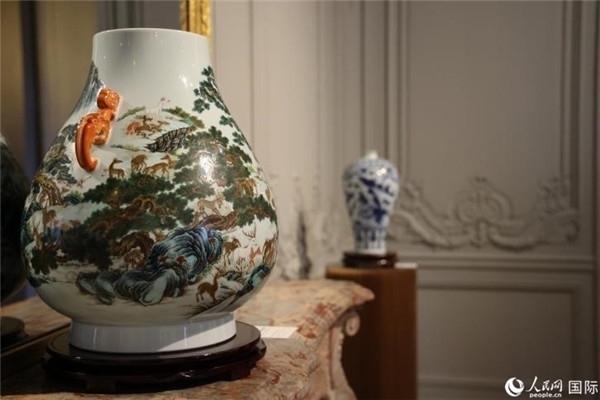 嘉賓和公眾參觀“絲路瓷行”——中國景德鎮(zhèn)陶瓷文化特展。人民網(wǎng)記者 尚凱元攝