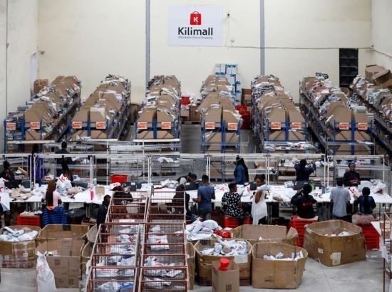 2023年11月11日，在肯尼亞姆洛隆戈，Kilimall員工在倉庫內(nèi)工作。新華社記者 李亞輝 攝