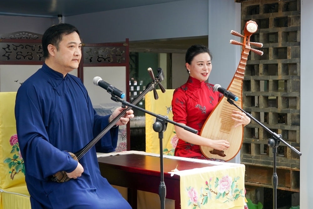 評(píng)彈藝人在蘇州平江路上的一家評(píng)彈店內(nèi)進(jìn)行表演（2023年7月7日攝）。新華社記者 李博 攝