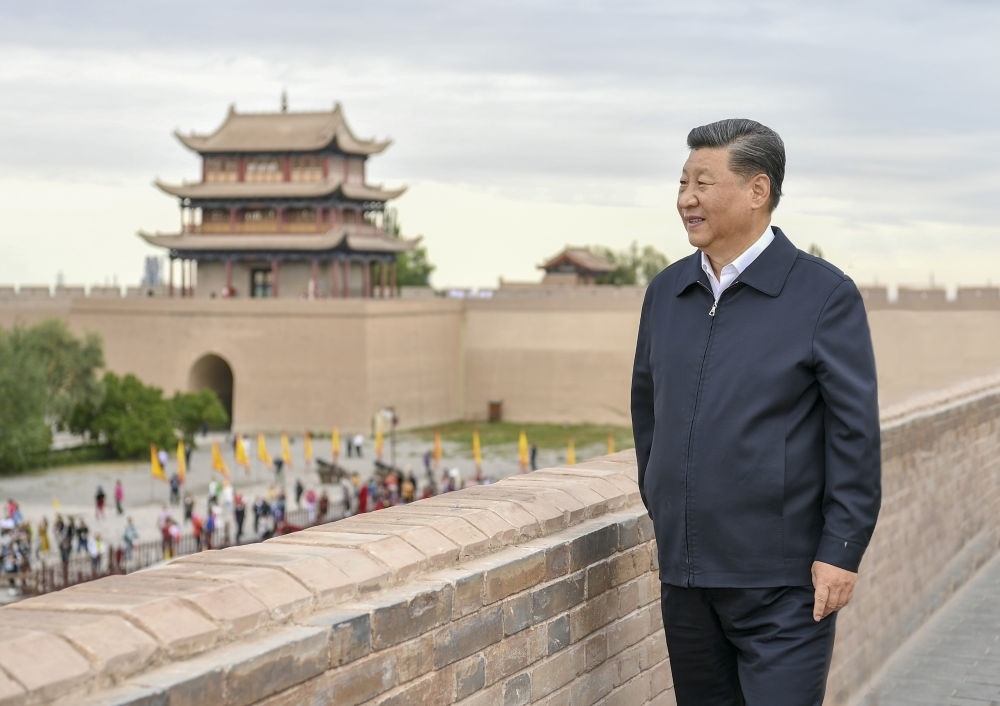 2019年8月20日上午，習(xí)近平來(lái)到嘉峪關(guān)關(guān)城，登上城樓察看關(guān)城整體面貌，聽(tīng)取河西走廊長(zhǎng)城、關(guān)隘歷史文化情況介紹。新華社記者 謝環(huán)馳 攝