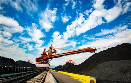 國(guó)家能源集團(tuán)黃驊港煤堆場(chǎng)堆料機(jī)正在作業(yè)。受訪者供圖