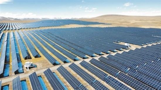 西藏華電色尼區(qū)12萬千瓦光伏發(fā)電項(xiàng)目電力保供項(xiàng)目航拍。趙書彬攝