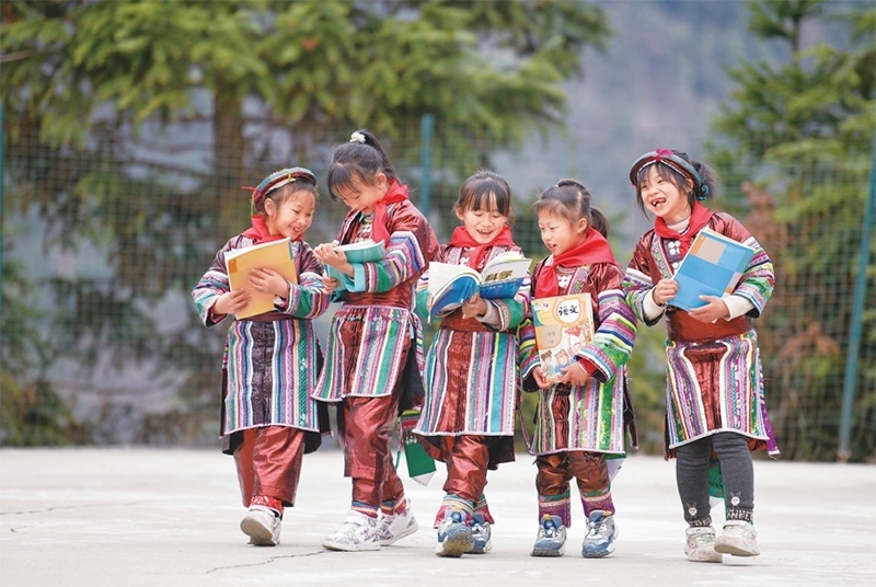 位于貴州省黔東南苗族侗族自治州從江縣大山深處的西山鎮(zhèn)中寨教學點，是一所全校均為瑤族學生的“微小學”。近年來，隨著教學條件逐漸改善，學校發(fā)生了翻天覆地的變化。圖為2023年2月16日，領到新書的瑤族學生在一起交流。 新華社記者 楊文斌/攝