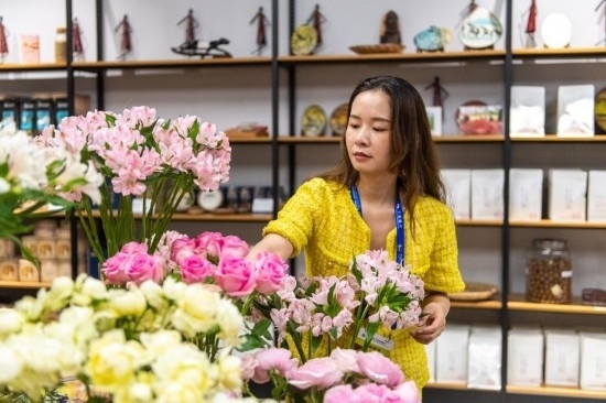 2023年7月1日，在位于湖南省長沙市的湖南高橋大市場，中非經(jīng)貿(mào)博覽會常設(shè)展館展區(qū)肯尼亞館工作人員在整理產(chǎn)自非洲的鮮花。新華社記者 陳思汗 攝